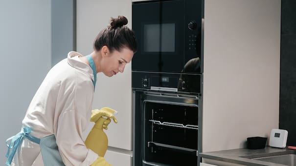 Ni bicarbonato ni vinagre: cómo limpiar fácil y rápido el horno y las hornallas de tu cocina