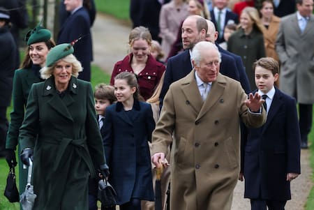 El rey Carlos III y la reina Camila, junto a los príncipes de Gales, Guillermo y Catalina, y sus tres hijos. Foto: Reuters.