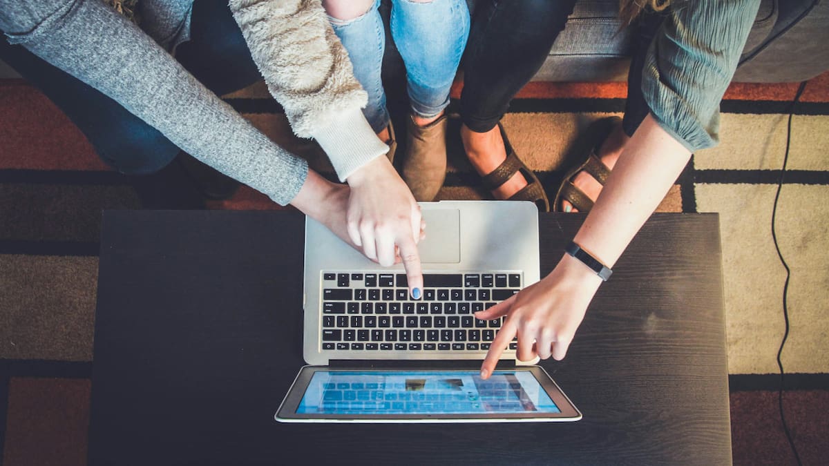 Búsqueda en Internet, computadora. Foto: Unsplash
