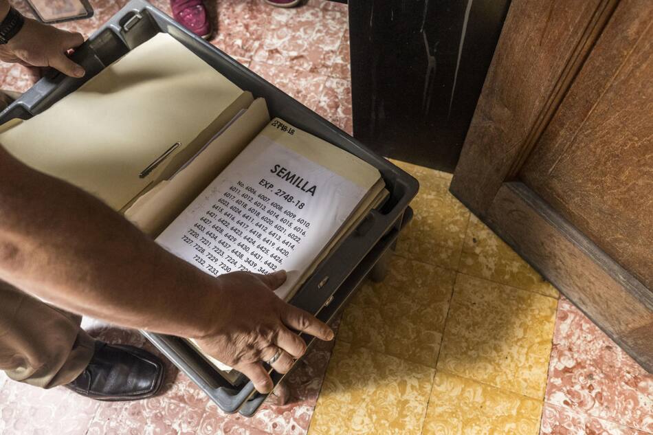 La Fiscalía de Guatemala realiza un allanamiento en la sede del Tribunal Supremo Electoral. Foto: EFE