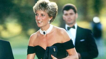 El icónico "vestido de la venganza" que usó Lady Di tras enterarse de la infidelidad de Carlos. Foto: Instagram / ladydirevengelooks.