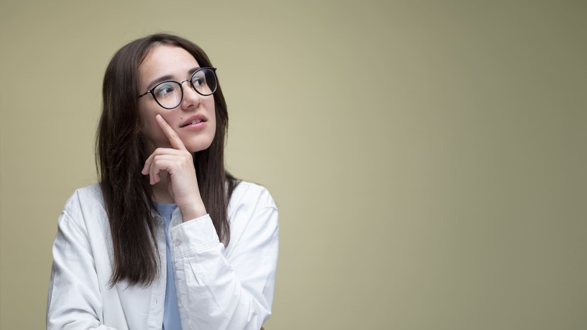 Persona observadora. Foto: Freepik