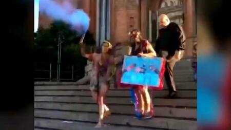 Cura le pegó patada a una egresada - Catedral de La Plata