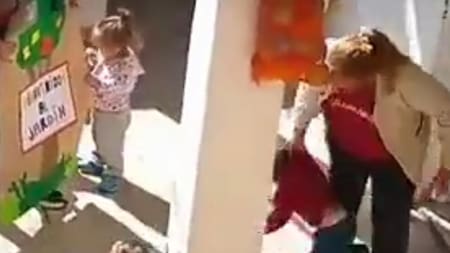 Directora golpeadora en jardín de infantes