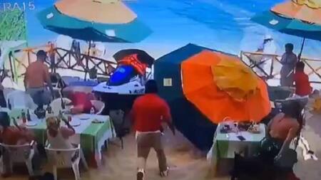 Tragedia en la playa, muere mujer atropellada por turista que manejaba moto acuática y se estampa contra terraza de restaurante