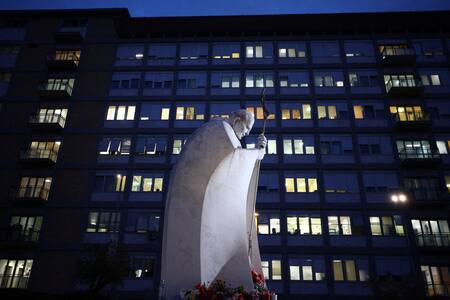 El papa Francisco está internado en el hospital Gemelli de Roma. Foto: Reuters/Guglielmo Mangiapane