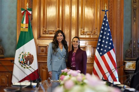 La secretaria de Seguridad Nacional de EEUU, Kristi Noem, y la presidenta de México, Claudia Sheinbaum. Foto: Reuters/Alex Brandon