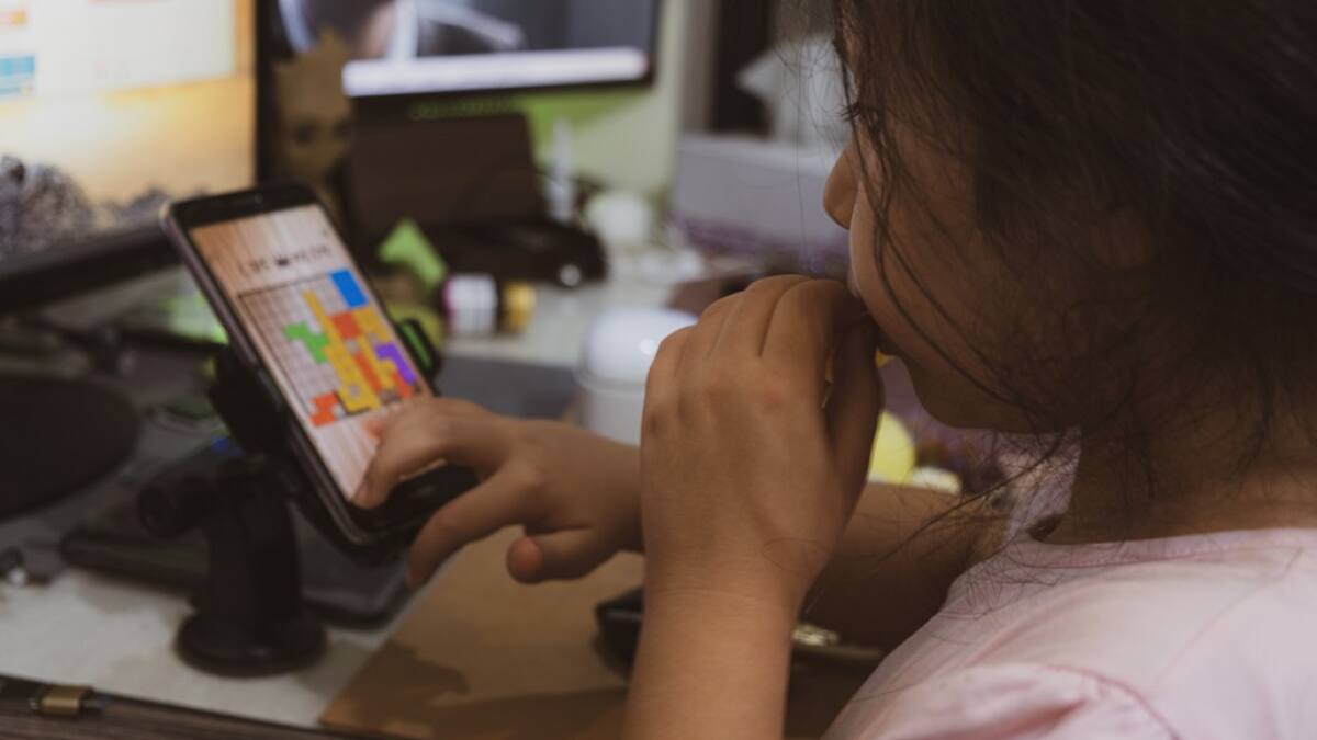 El uso de los celulares en los jóvenes. Foto: Unsplash.