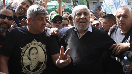Pablo Moyano y Hugo Moyano con el gremio de Camioneros. Foto: NA.