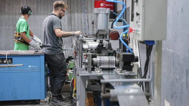 La producción industrial, en caída libre: se ubica en mínimos históricos y el empleo del sector se desplomó 14% en enero