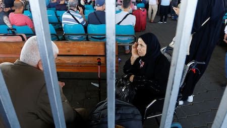 Extranjeros salen por el paso de Rafah. Foto: Reuters.