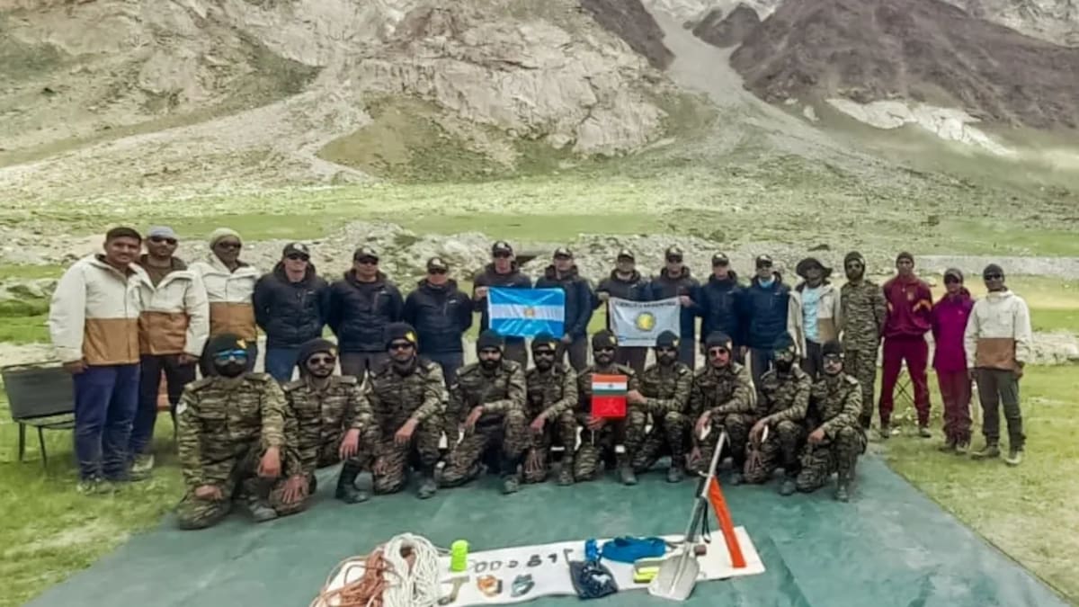 Expedición del Ejército Argentino a la cima del Monte Kun del Himalaya.