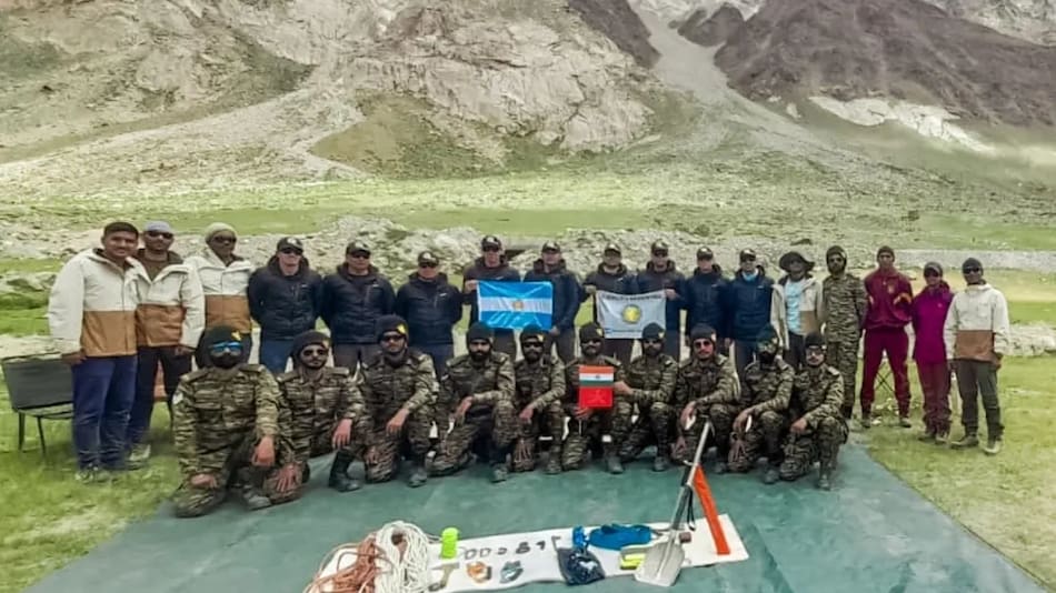 Expedición del Ejército Argentino a la cima del Monte Kun del Himalaya.