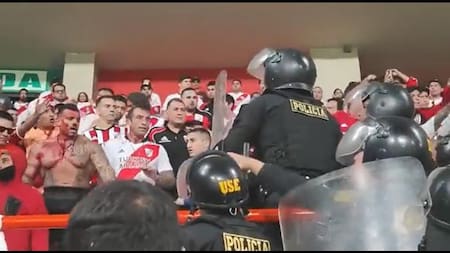 Fuerte pelea entre hinchas de River y la policía de Perú. Foto: Captura de pantalla.