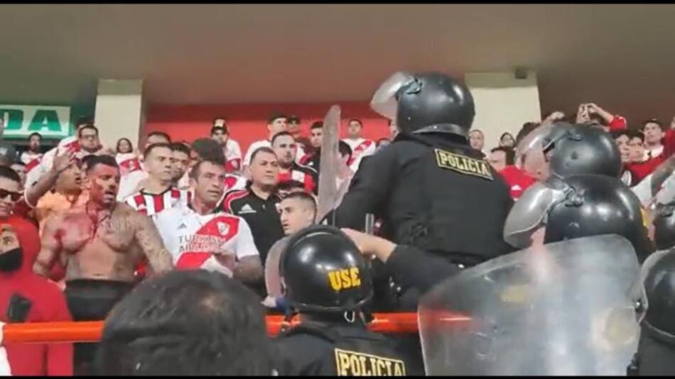 Fuerte pelea entre hinchas de River y la policía de Perú. Foto: Captura de pantalla.