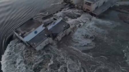 La represa de Kavojka destruida tras el ataque de este martes. Foto: Reuters.