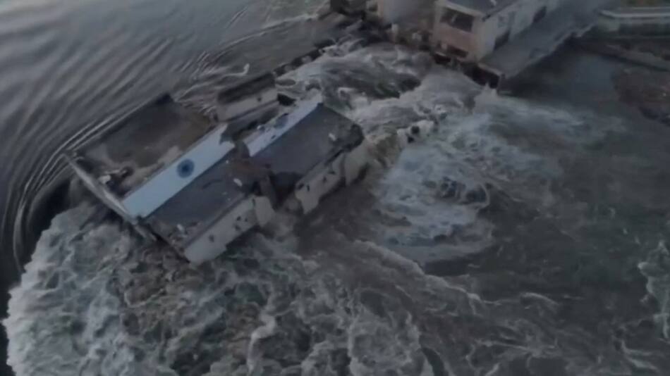 La represa de Kavojka destruida tras el ataque de este martes. Foto: Reuters.