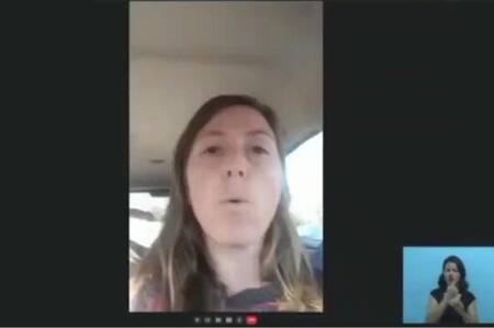 Legisladora de Santa Fe Natalia Armas conduciendo en sesión