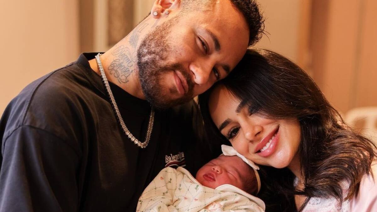 Neymar presentando a su hija. Foto: Twitter @neymarjr