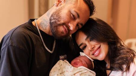 Neymar presentando a su hija. Foto: Twitter @neymarjr