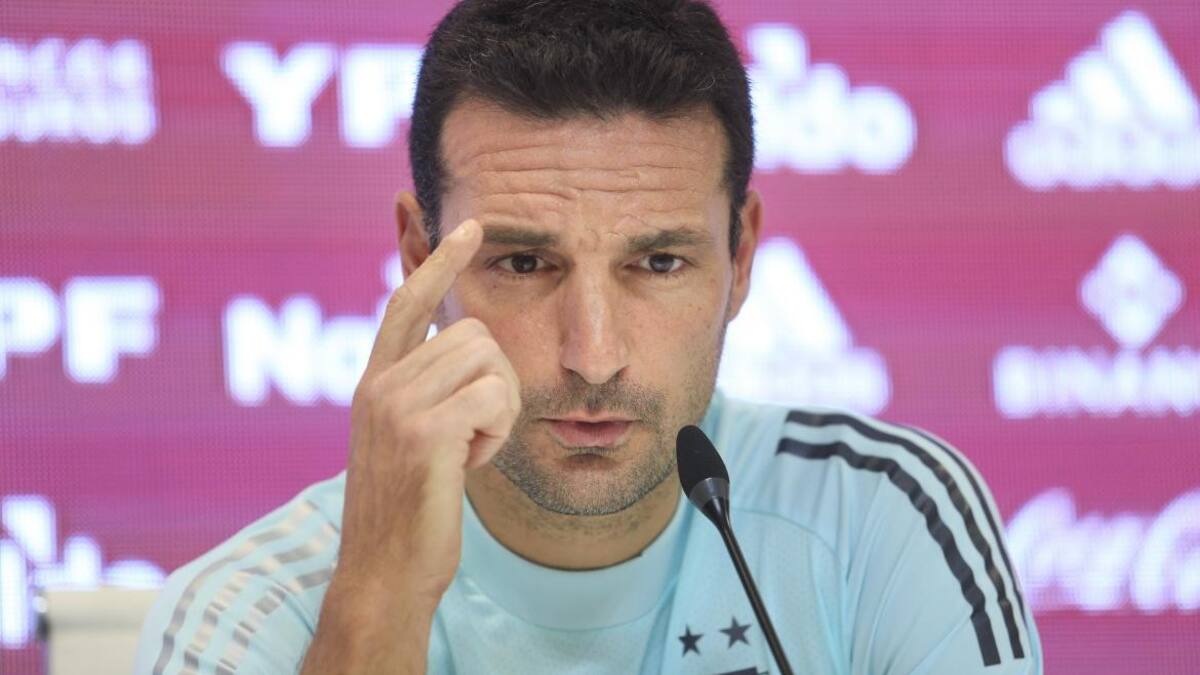 Lionel Scaloni y su prelista para los amistosos antes del Mundial de Qatar 2022. Foto: NA.