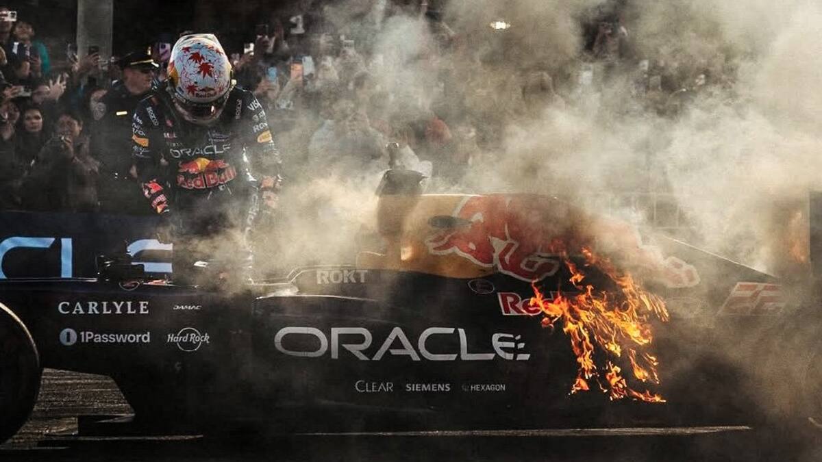 Un histórico monoplaza de Red Bull se incendió durante una exhibición en San Francisco.