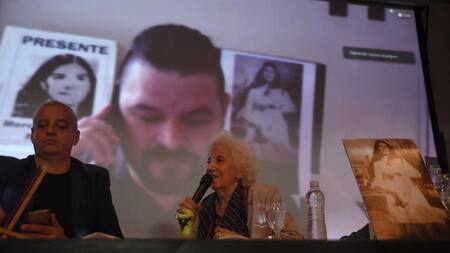 Estela de Carlotto en comunicación con Juan, el nieto 132. Foto: Telam.