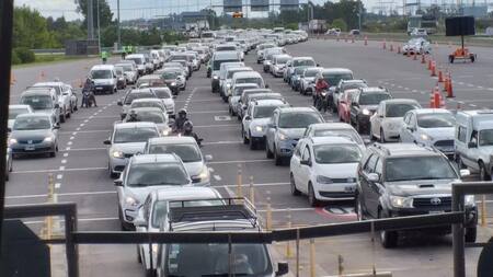 Irresponsabilidad: miles de autos colapsan peaje de Hudson en cuarentena por coronavirus