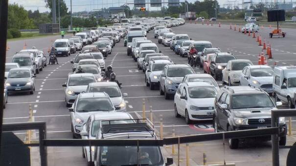 Irresponsabilidad: miles de autos colapsan peaje de Hudson en cuarentena por coronavirus