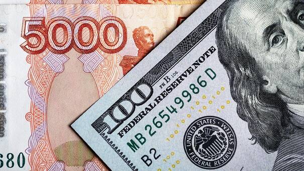 Efecto de la guerra: dólar con nuevo récord en Rusia, llega a 109,5 rublos por billete verde