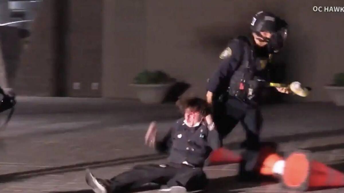 Agresión de la policía de Estados Unidos a un manifestante.