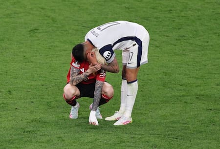 El abrazo de "Cuti" Romero a Alejandro Garnacho. Foto: Reuters (Juan Medina)