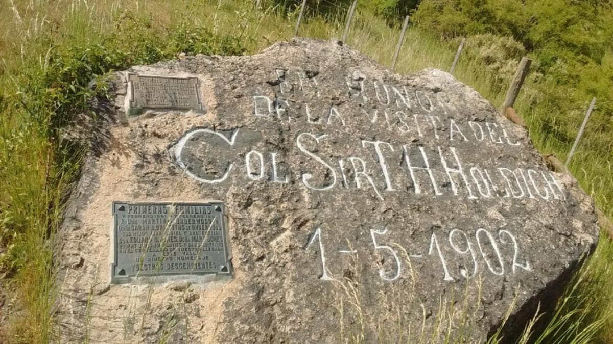 La piedra que recuerda la visita del Cnel. Sir Thomas Holdich en el sur argentino