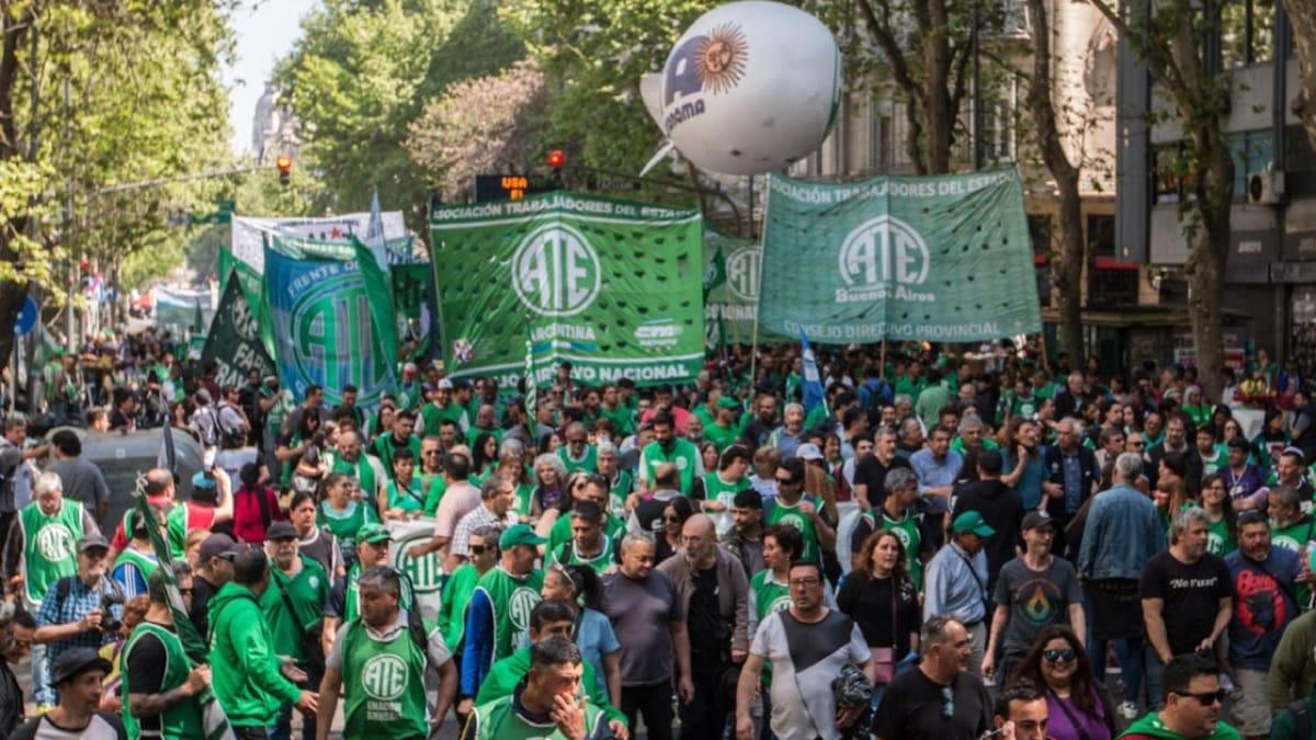 La Asociación de Trabajadores del Estado (ATE) rechazó el aumento trimestral del 6,6% más el bono de $50.000 pesos en agosto que propuso el Gobierno.