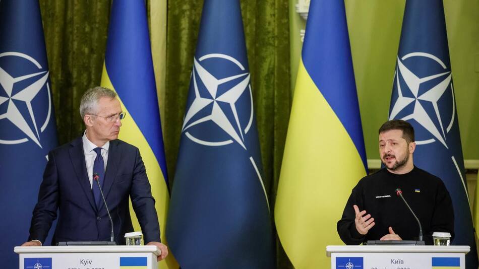 El secretario general de la OTAN, Jens Stoltenberg, y el presidente de Ucrania, Volodimir Zelenski. Foto: Reuters.