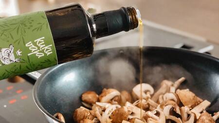 El color del envase del aceite de oliva es oscuro para bloquear la luz solar y no perder sus propiedades. Foto: Unsplash.