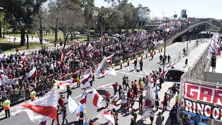 El banderazo de los hinchas de River en la previa del Superclásico. Foto: X @RiverPlate.