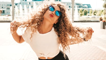 Los rulos son la nueva tendencia del 2026: el corte “shag” para rizos que todas quieren lucir este verano