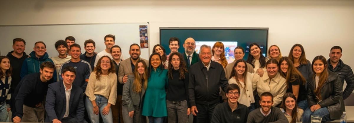 Luis Barrionuevo ante jóvenes universitarios
