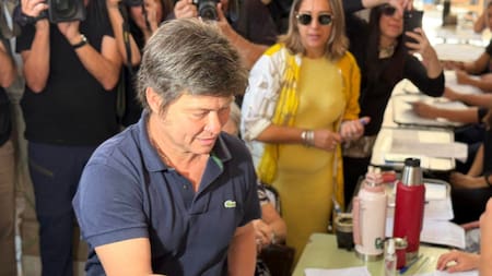 En el marco de la jornada electoral en la que casi un millón de correntinos eligen gobernador, el actual diputado nacional y candidato de La Libertad Avanza, Lisandro Almirón, emite su voto.