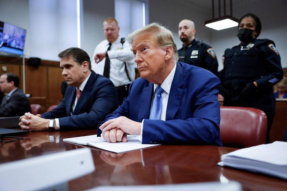 Donald Trump y su abogado Todd Blanche. Foto: Reuters.