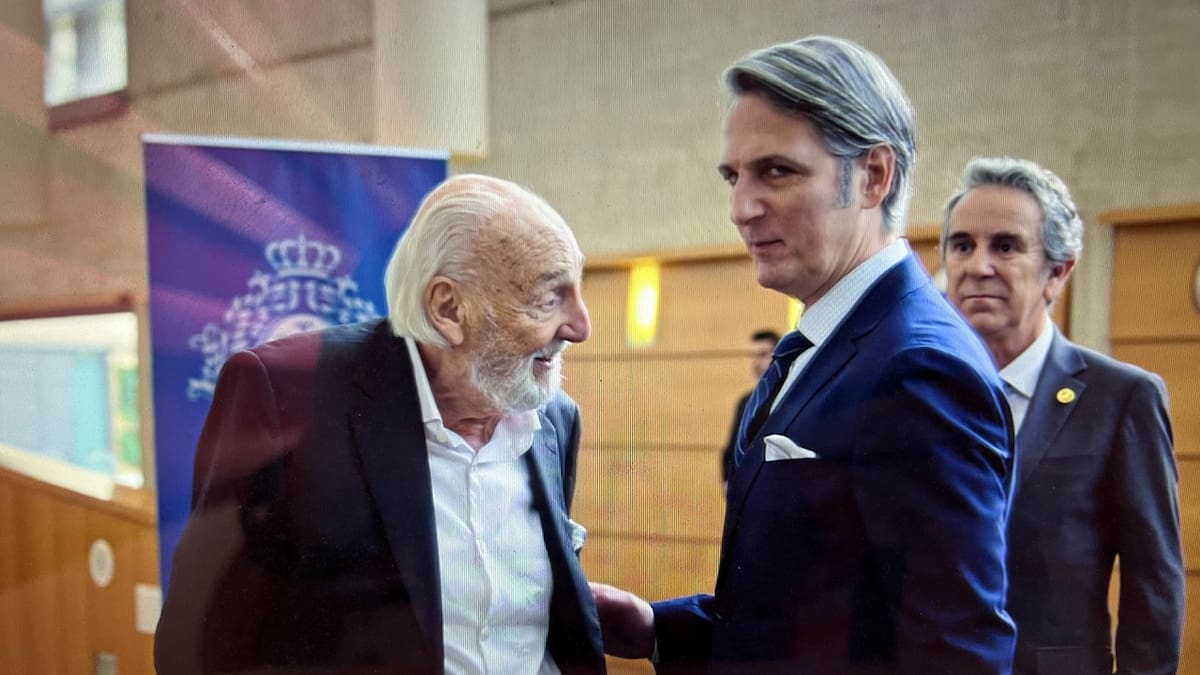 A los 95 años, Héctor Alterio hizo una aparición sorpresa en la serie que protagoniza su hijo Ernesto