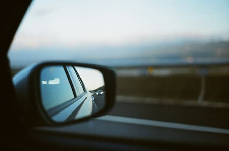 Espejo retrovisor; auto; vehículo. Foto: Unsplash.