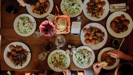 La hora ideal para cenar, según Harvard. Foto: Unsplash