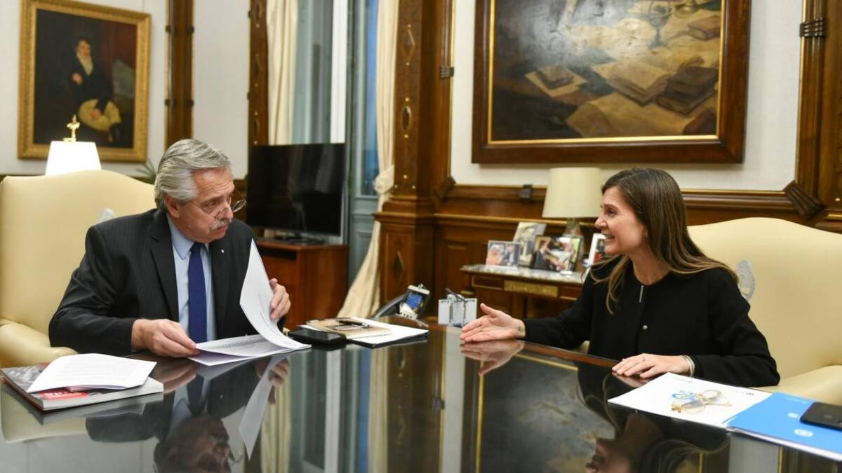 Alberto Fernández durante la reunión que mantuvo con la directora de ANSES, Fernanda Raverta. Foto NA