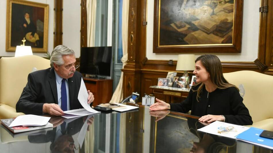 Alberto Fernández durante la reunión que mantuvo con la directora de ANSES, Fernanda Raverta. Foto NA