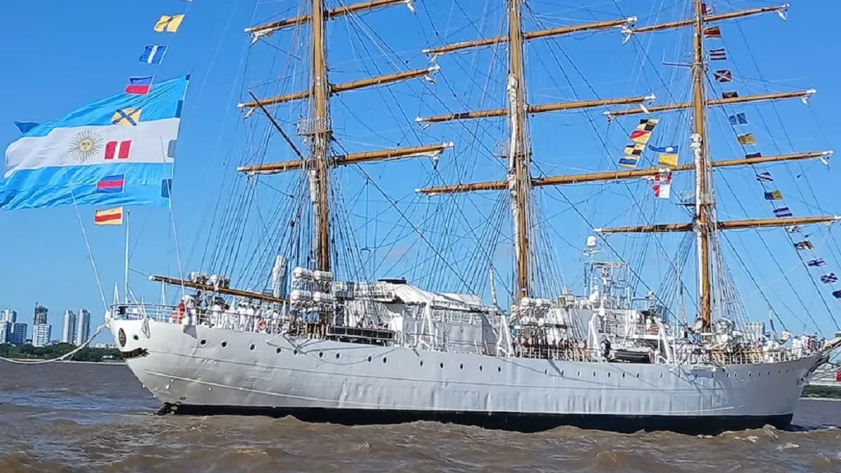 Fragata ARA "Libertad".