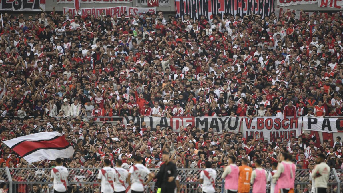 Un hincha de River murió en pleno partido tras caer al vacío. Foto: Télam.