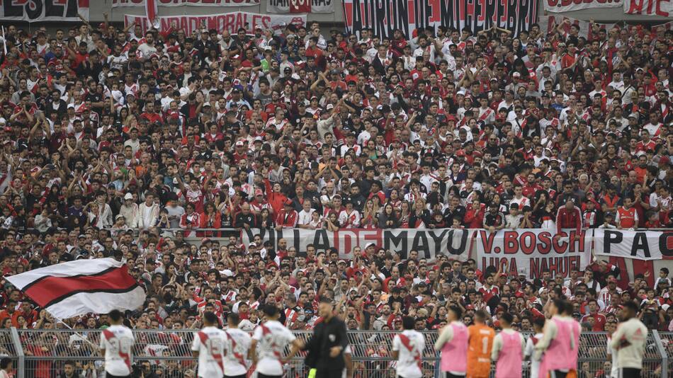 Un hincha de River murió en pleno partido tras caer al vacío. Foto: Télam.