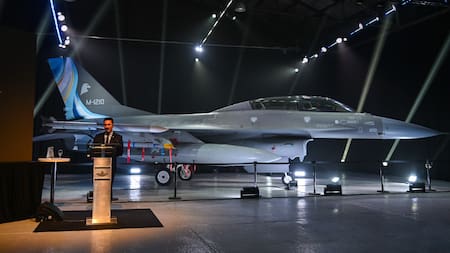Luis Petri junto a un avión de caza F-16.